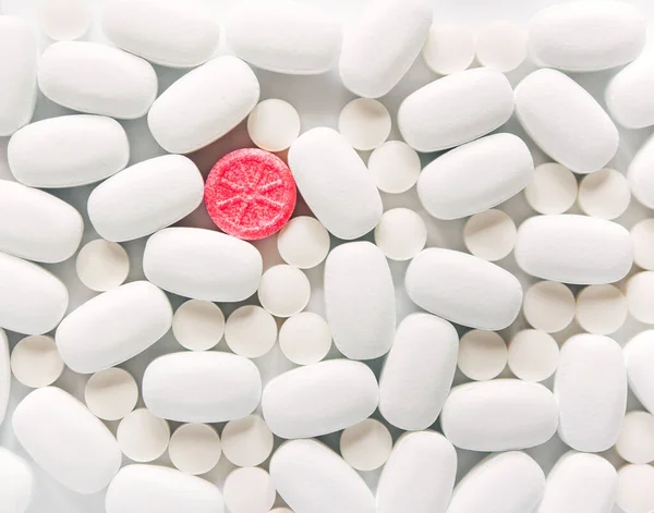 Pastillas Blancas Sobre Fondo Blanco Acento Rosa Brillante Píldora Redonda — Foto de Stock