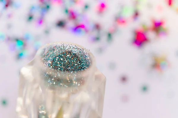 Ljusa Kosmetiska Glitter Transparent Burk Mot Suddig Bakgrund Från Glitter — Stockfoto