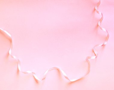 Minimalist kurdele dekoru olan narin pembe kağıt arkaplan. Zıtlık ve minimalizm kavramı. Metnin için boş yer.