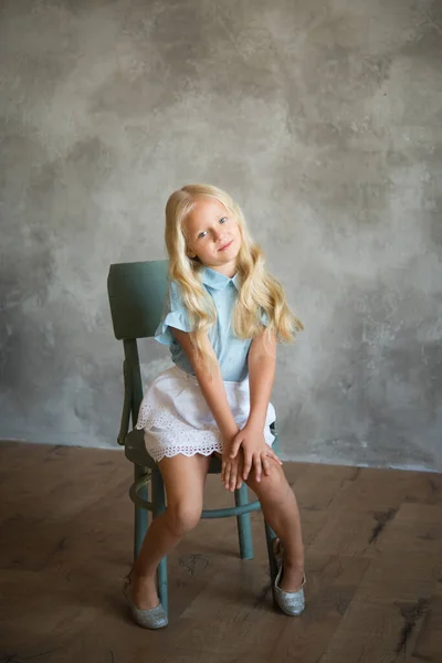Lány Egy Széken Vigyorog Fénykép Nagyszerű Bemutatására Karakter Egy Gyermek — Stock Fotó
