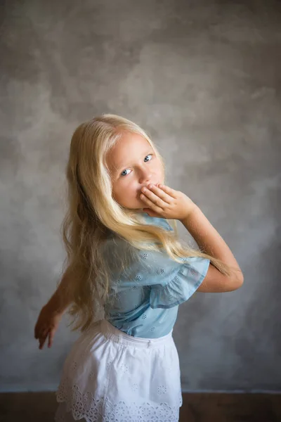 Πορτρέτο Ενός Κοριτσιού Στο Πρόσωπό Της Πολλά Ενδιαφέροντα Συναισθήματα Μεγάλη — Φωτογραφία Αρχείου