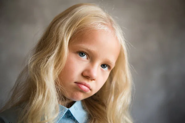 Portret Van Een Meisje Haar Gezicht Een Reeks Interessante Emoties — Stockfoto