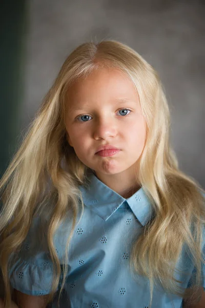 Retrato Uma Menina Seu Rosto Uma Série Emoções Interessantes Foto — Fotografia de Stock