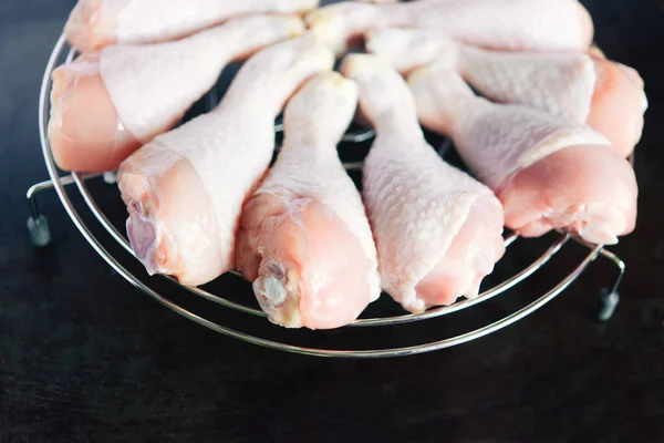 Rauwe Kippenpoten Een Rond Metalen Rooster Een Donkere Metalen Achtergrond — Stockfoto