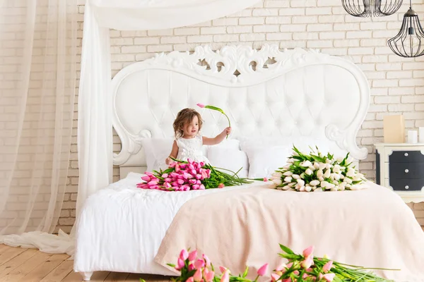 Маленька Дівчинка Щасливою Посмішкою Тримає Квіти Одягнені Білу Сукню Білі — стокове фото