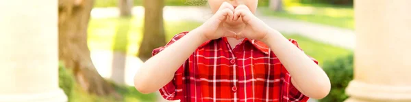 Kind Maakt Hartvormige Handen Hart Ziektekostenverzekering Sociale Verantwoordelijkheid Liefdadigheid Donatie — Stockfoto