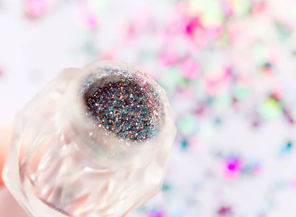 Helle Kosmetik Glitzert Durchsichtigem Glas Vor Einem Verschwommenen Hintergrund Aus — Stockfoto