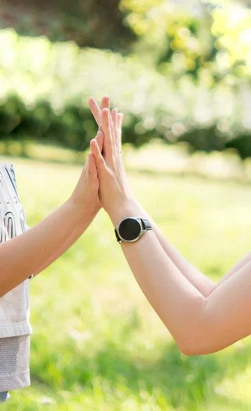 Paar Handen Bij Elkaar Houden Volwassenen Kinderen Handen Palmen Bij — Stockfoto