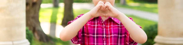 Kind Maakt Hartvormige Handen Hart Ziektekostenverzekering Sociale Verantwoordelijkheid Liefdadigheid Donatie — Stockfoto