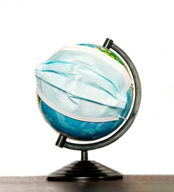 Dünya Salgın Tehlikesi. Dünya 'nın, beyaz arka planda izole edilmiş bir yüz maskesi ile Dünya' yı korumaya ihtiyacı var. İnsan Salgını Tehlike. 