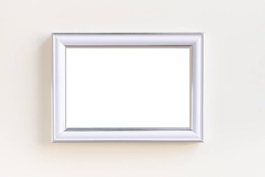 Sade bej bir arkaplanda boş beyaz resim çerçevesi. Sanat sergisi için boş poster modeli. Kimse yok..