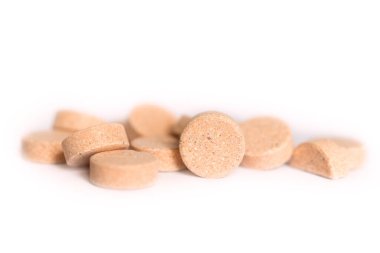 Beyaz arka planda doğal bitki hapları. Yuvarlak bitkisel haplar yakın plan. Sağlık ve ilaç servisi. Homeopati ve Alternatif Tıp