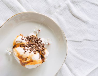 Çikolatalı kurabiyeli vanilyalı dondurma, çikolatalı cips ve karamel soslu..