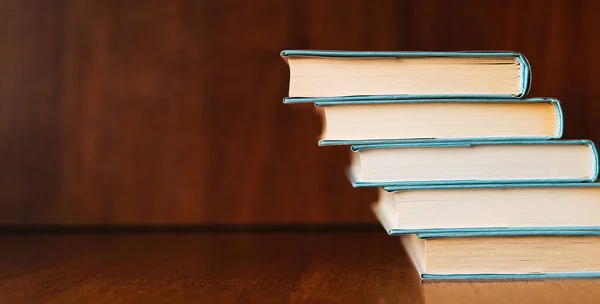 Banner Met Brede Boekenplank Een Stapel Hardbedekte Boeken Met Bladwijzers — Stockfoto