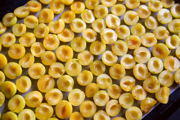 Zralá Žlutá Třešňová Švestka Rozřezaná Půlky Bez Kostí Příprava Ovoce — Stock fotografie