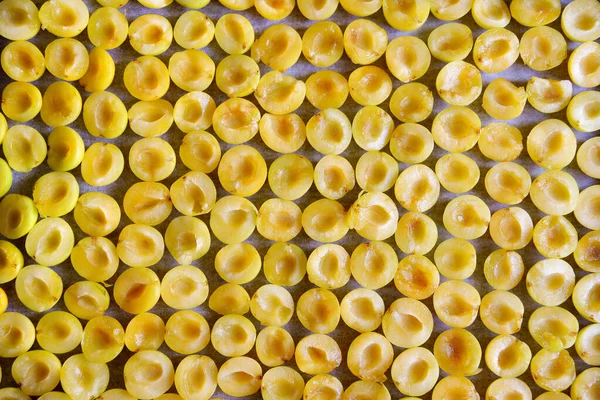 Zralá Žlutá Třešňová Švestka Rozřezaná Půlky Bez Kostí Příprava Ovoce — Stock fotografie