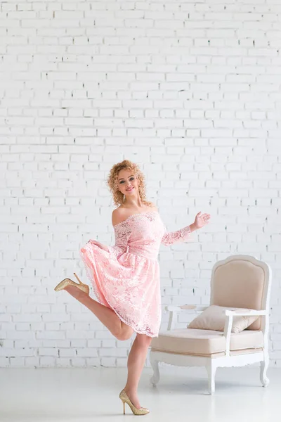 Frau Einem Wunderschönen Rosa Kleid Mit Abendschminke Und Afro Locken — Stockfoto