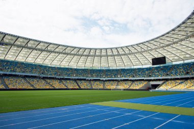 Futbol sahası ve stadyum koltuklarının panoramik manzarası. Olimpiyat Stadyumu, Kiev, Ukrayna.
