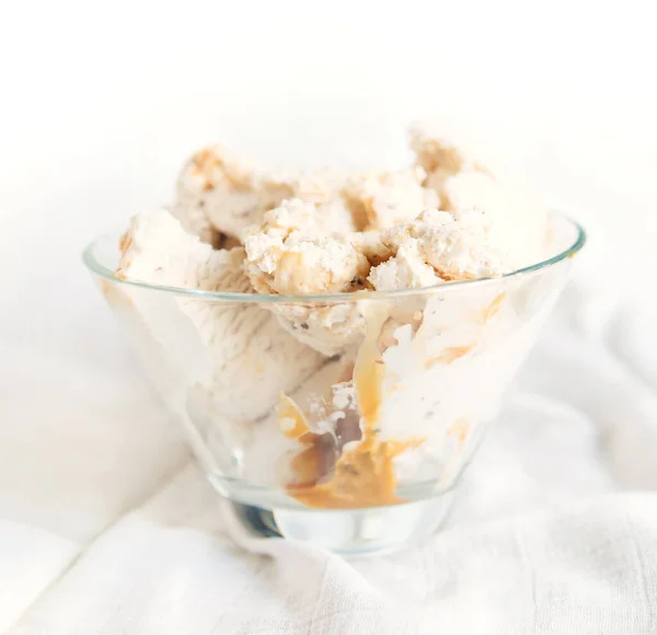 Vanilla Ice Cream Chocolate Chip Cookies Chocolate Chips Caramel Strawberry — Stock Photo, Image