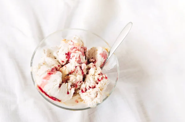 Vaniljglass Med Chokladkakor Chokladchips Och Kola Jordgubbs Eller Hallonsås — Stockfoto