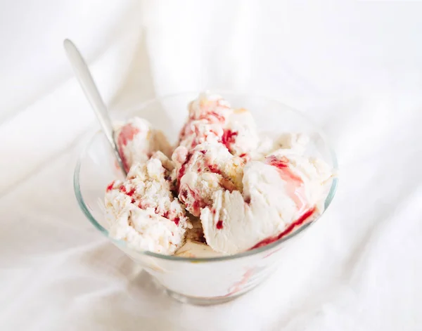 Vanilla Ice Cream Chocolate Chip Cookies Chocolate Chips Caramel Strawberry — Stock Photo, Image