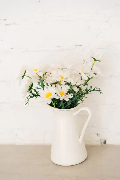 Μπουκέτο Από Μαργαρίτες Λουλούδια Ένα Λευκό Ρουστίκ Βάζο Στο Τραπέζι — Φωτογραφία Αρχείου