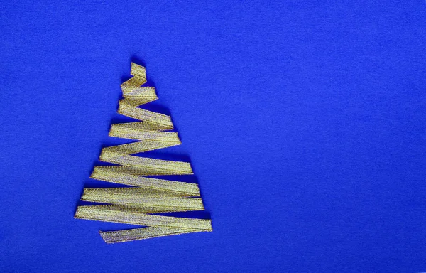 Weihnachtsbaum Aus Goldenen Bändern Auf Hellblauem Hintergrund Neujahrs Und Weihnachtskarte — Stockfoto