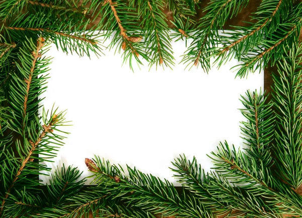 クリスマスツリーの枝とあなたのテキストのための紙の白いシートのクリスマスの構成 フラットラウンジャー トップビュー コピースペース 年賀状 — ストック写真