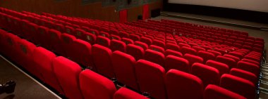 Kırmızı kadife koltuklu boş bir sinema odası. Boş sinema.