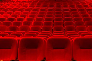 Kırmızı kadife koltuklu boş bir sinema odası. Boş sinema.