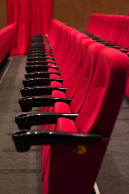 Kırmızı kadife koltuklu boş bir sinema odası. Boş sinema.