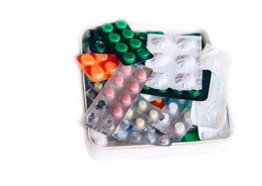 Bir sürü ilaç, beyaz, pembe, yeşil ve diğer renkler. Plastik ambalajlı haplar. Sağlık ve tıp konsepti. İlaç endüstrisi konsepti.