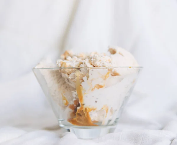 Vanilla Ice Cream Chocolate Chip Cookies Chocolate Chips Caramel Strawberry — Stock Photo, Image