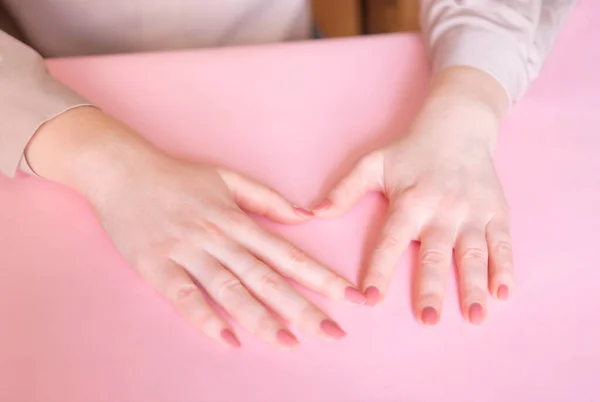 Женские Руки Розовом Фоне Красивые Ухоженные Руки Классическим Маникюром Пальцы — стоковое фото