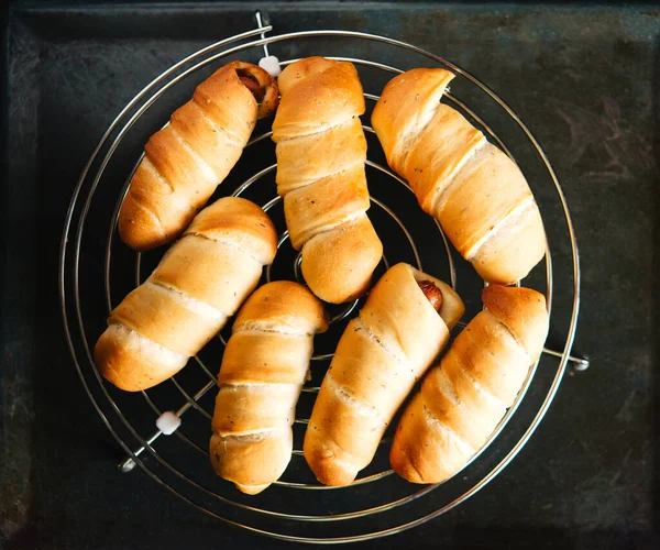 Korv Deg Färska Bakverk Snacks Läckra Korv Rullar Svart Metall — Stockfoto