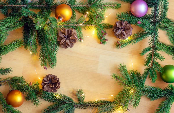 Vánoční Pozadí Zelené Borové Větve Kužely Vánoční Míčky Hnědém Dřevěném — Stock fotografie
