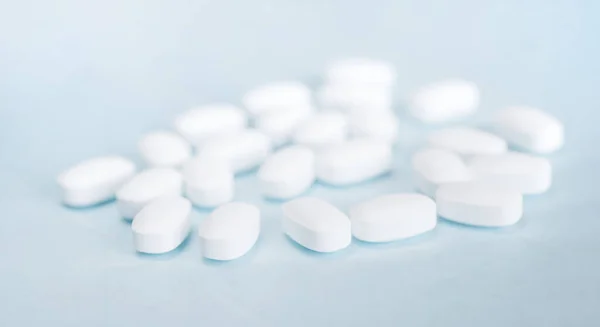 White Pills Light Blue Background Healthcare Medicine — Stock Photo, Image