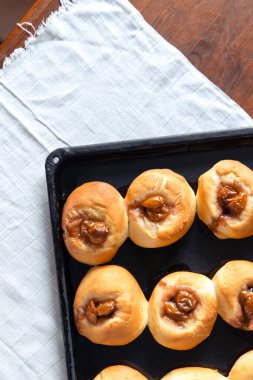 Reçelli ve meyveli maya çöreği pişirme aşamaları. Dördüncü aşama, bitmiş çörekler. Bir dizi fotoğraf. Ev yapımı pişirme..