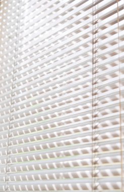 Beyaz yatay perde, modern güneş gözlüğü ofis dekorasyonu için çizgili perde..