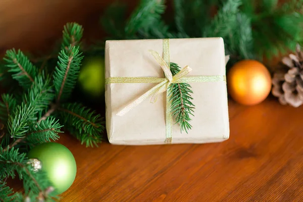 Scatola Regalo Natale Con Decorazione Del Ramo Dell Albero Natale — Foto Stock