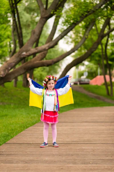 ウクライナの国旗を持つ少女 彼女は刺繍のシャツと彼女の頭の上の花輪で服を着ています ウクライナの民族衣装 8月24日 ウクライナ独立記念日 — ストック写真