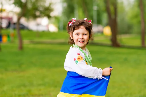 拿着乌克兰国旗的女孩她穿着绣花衬衫 头戴花环 身穿乌克兰民族服装 8月24日 乌克兰独立日 — 图库照片