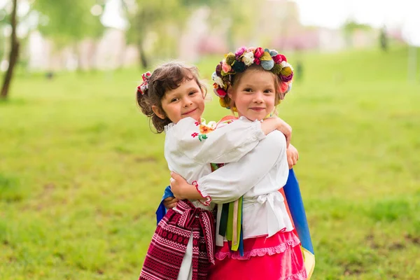 民族ウクライナの服の2つの幸せな女の子 刺繍シャツ 抱擁と笑顔 彼らはウクライナ艦隊によって保護されています — ストック写真