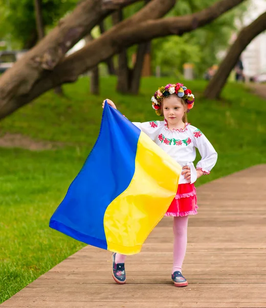 Menina Feliz Com Bandeira Ucrânia Menina Veste Uma Camisa Bordada — Fotografia de Stock