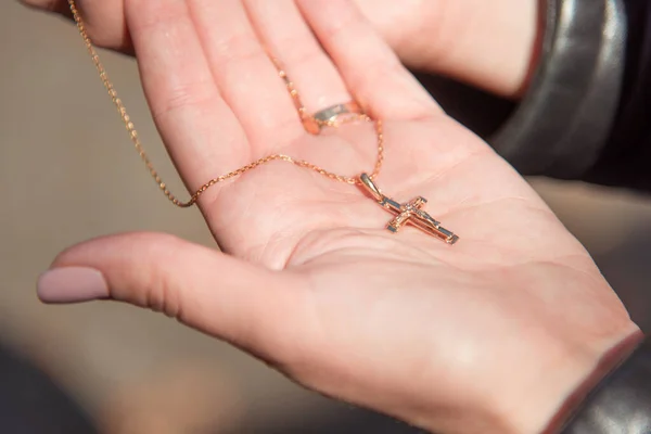 Kilisedeki kişi elinde haç tutuyor.