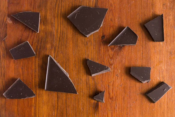 Trozos Rotos Chocolate Negro Sobre Fondo Marrón Madera — Foto de Stock