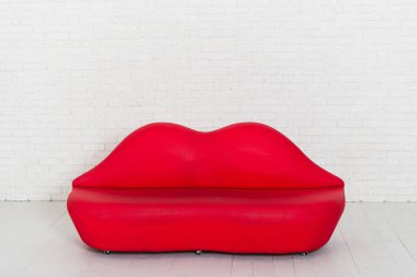 İç kısımda dudak şeklinde kırmızı kanepe.