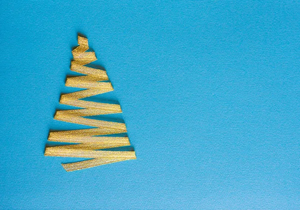 Karácsonyfa Arany Szalagokból Készült Fényes Kék Háttérrel Újévi Karácsonyi Üdvözlőlap — Stock Fotó