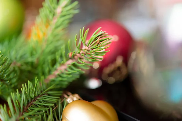 Tannenbaumzweige Mit Einem Gläsernen Weihnachtsbaumspielzeug Weihnachtskonzept Winter Hintergrund Für Postkarten — Stockfoto