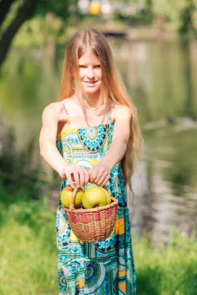 Schattig Jong Meisje Met Mooi Lang Haar Kijkt Naar Een — Stockfoto